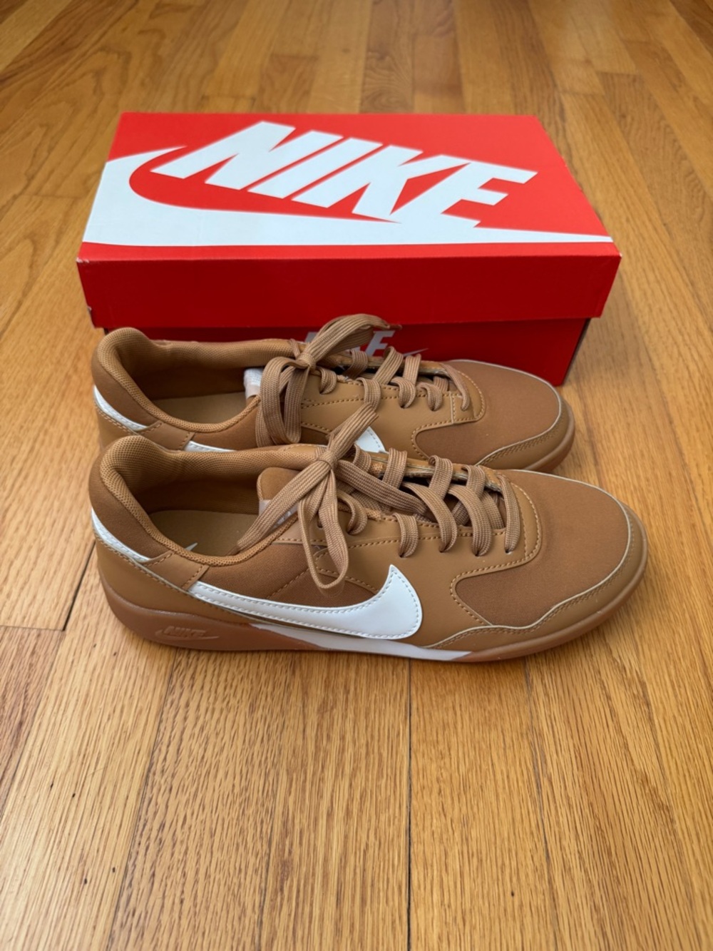 Nike women’s size 8.5 Terra Manta sneakers EUC comes with box